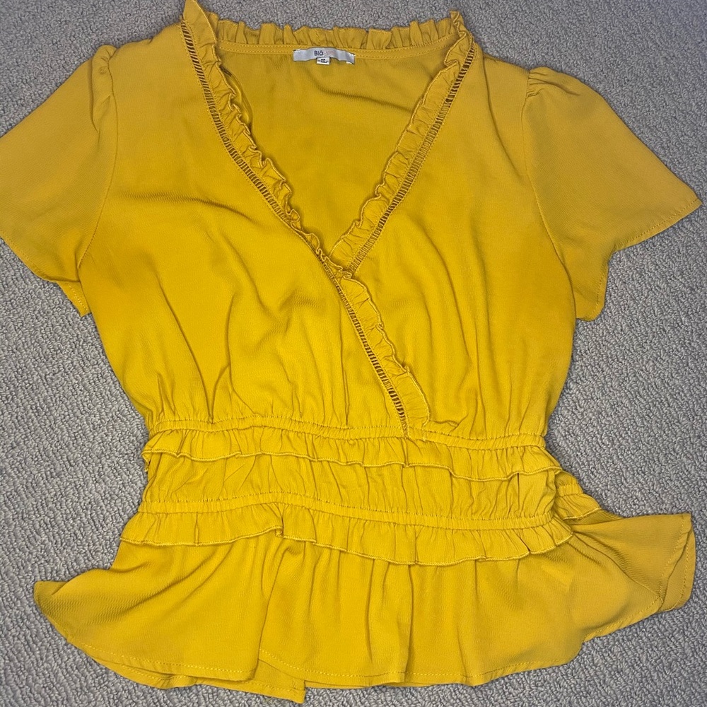 Cute yellow top